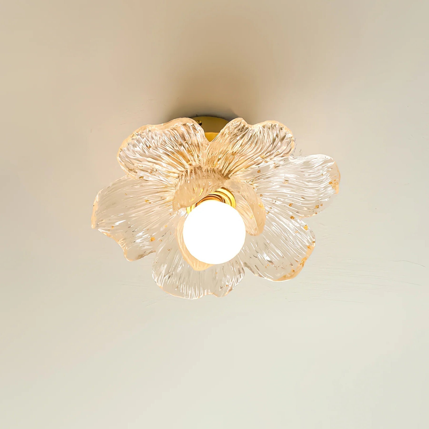 Plafonnier en résine Blossom et laiton pour chambre et couloir