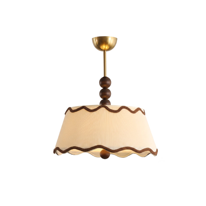 Vintage plafondlamp voor in een huisje met geplooide kap en kralen van hout