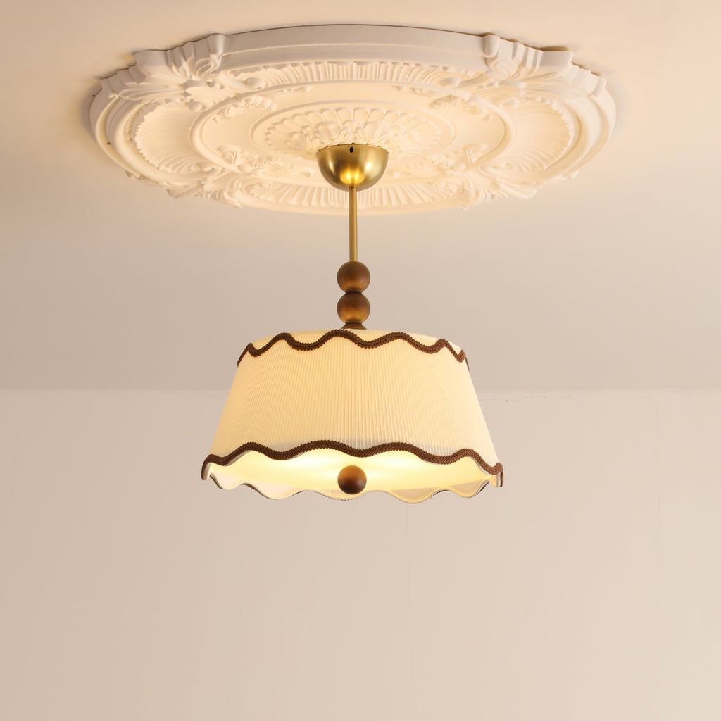 Vintage plafondlamp voor in een huisje met geplooide kap en kralen van hout