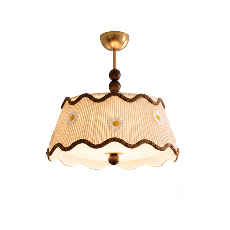 Vintage plafondlamp voor in een huisje met geplooide kap en kralen van hout