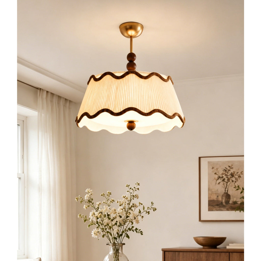 Vintage plafondlamp voor in een huisje met geplooide kap en kralen van hout