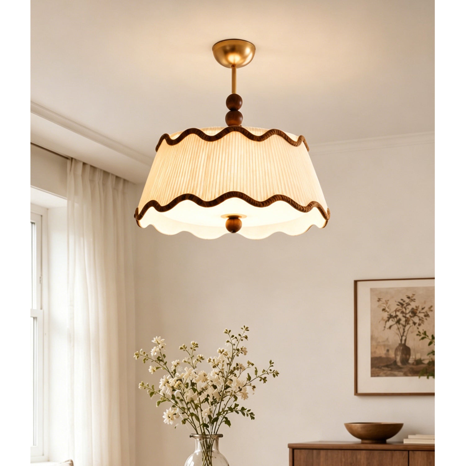 Vintage plafondlamp voor in een huisje met geplooide kap en kralen van hout