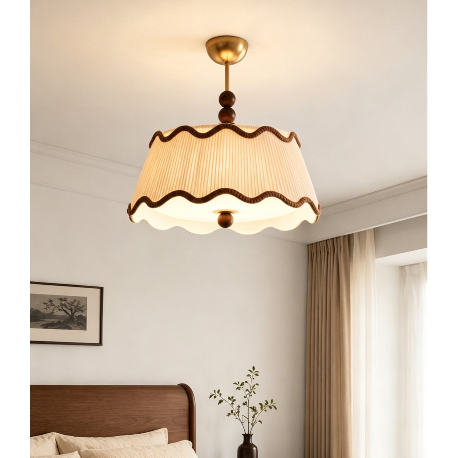 Vintage plafondlamp voor in een huisje met geplooide kap en kralen van hout