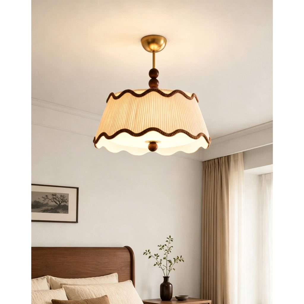 Vintage plafondlamp voor in een huisje met geplooide kap en kralen van hout