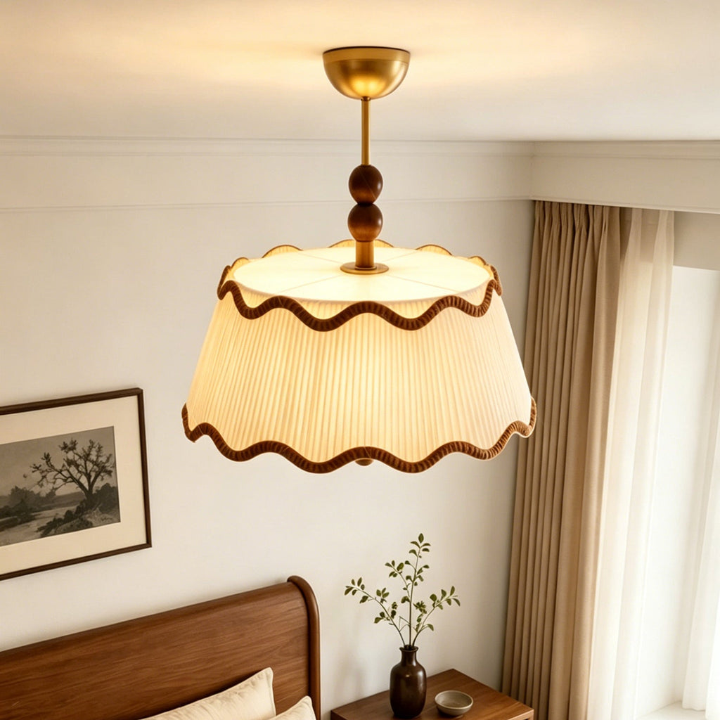Vintage plafondlamp voor in een huisje met geplooide kap en kralen van hout