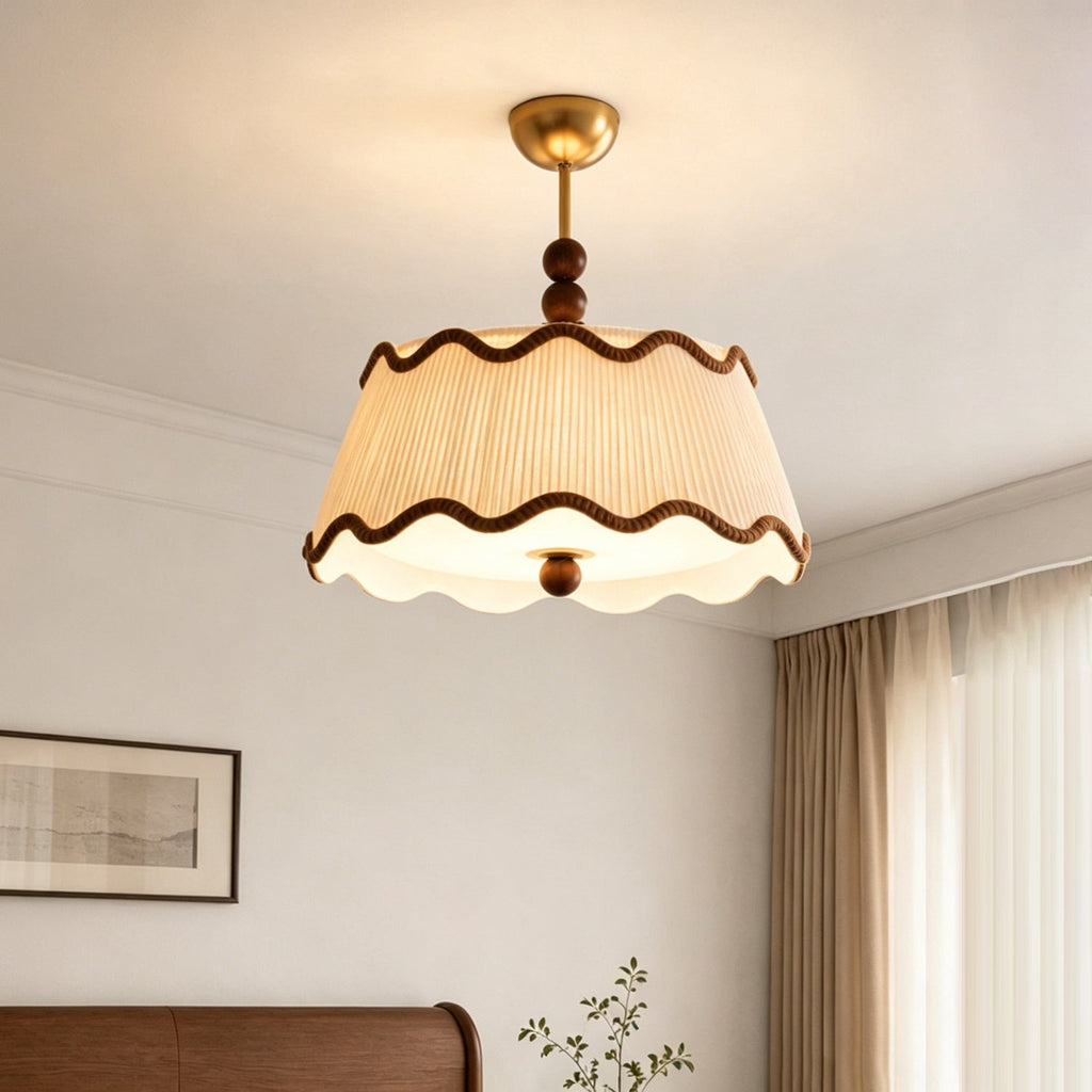 Vintage plafondlamp voor in een huisje met geplooide kap en kralen van hout