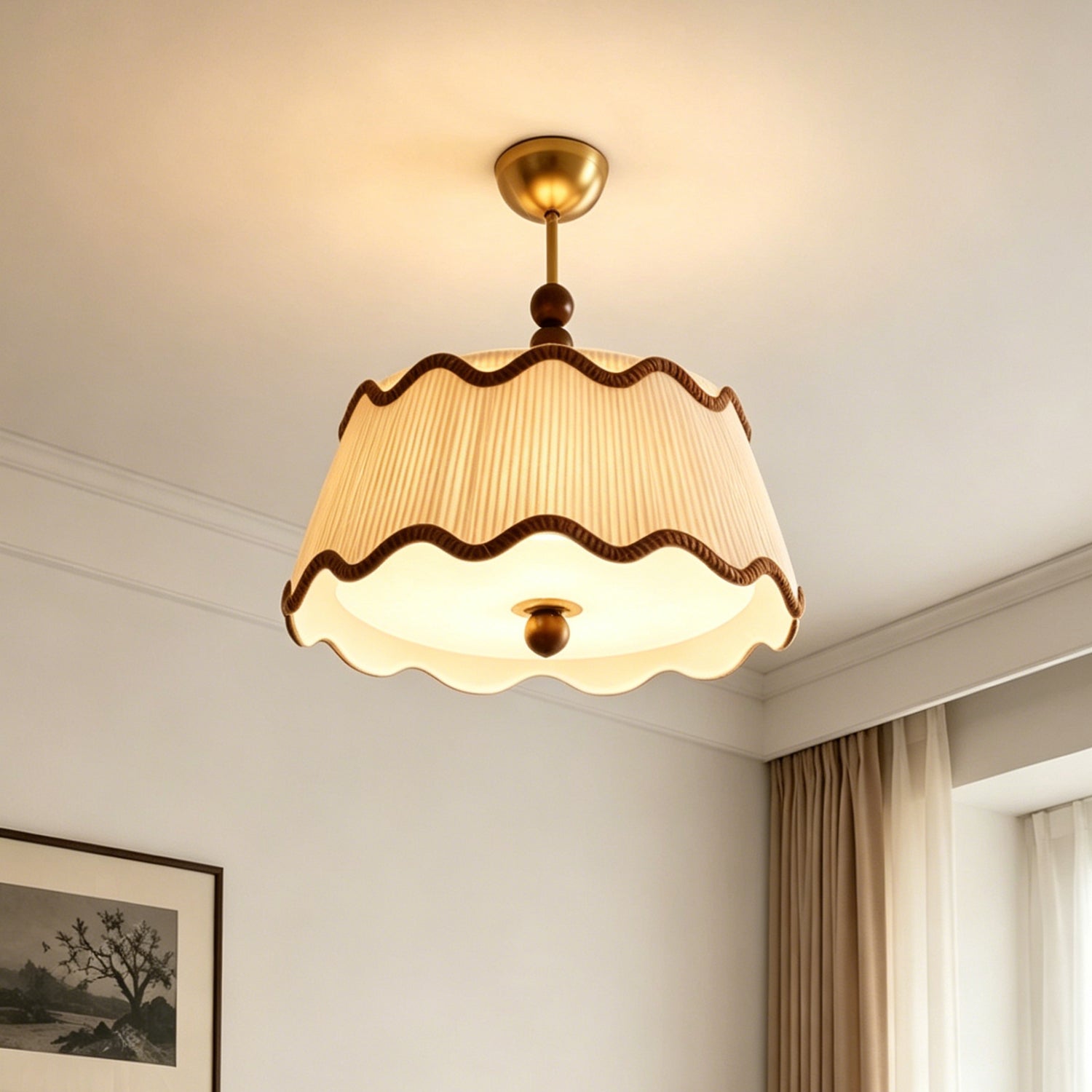 Vintage plafondlamp voor in een huisje met geplooide kap en kralen van hout