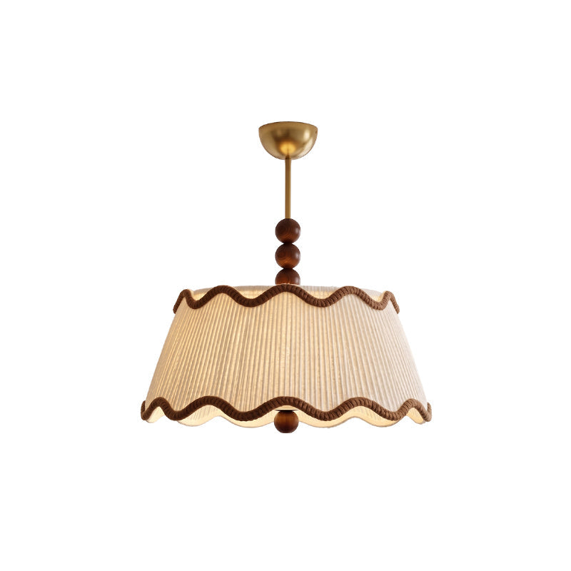 Vintage plafondlamp voor in een huisje met geplooide kap en kralen van hout