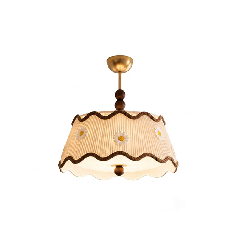 Vintage plafondlamp voor in een huisje met geplooide kap en kralen van hout