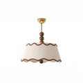 Vintage plafondlamp voor in een huisje met geplooide kap en kralen van hout