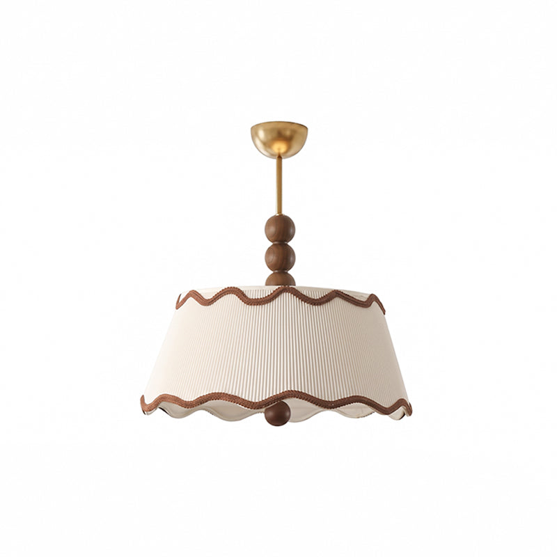 Vintage plafondlamp voor in een huisje met geplooide kap en kralen van hout