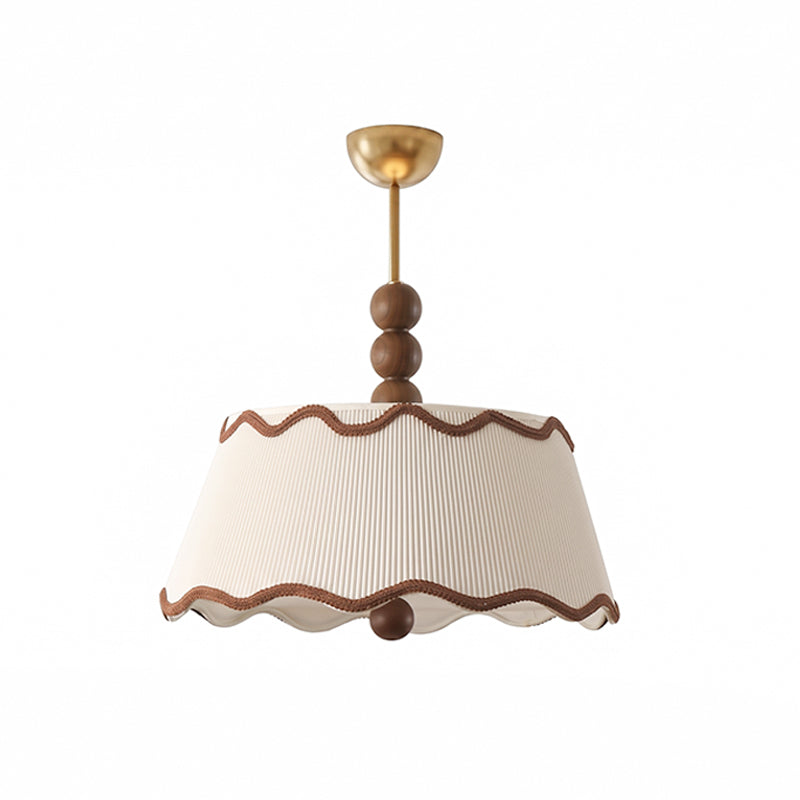Vintage plafondlamp voor in een huisje met geplooide kap en kralen van hout
