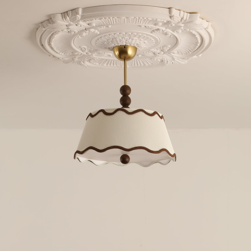 Vintage plafondlamp voor in een huisje met geplooide kap en kralen van hout