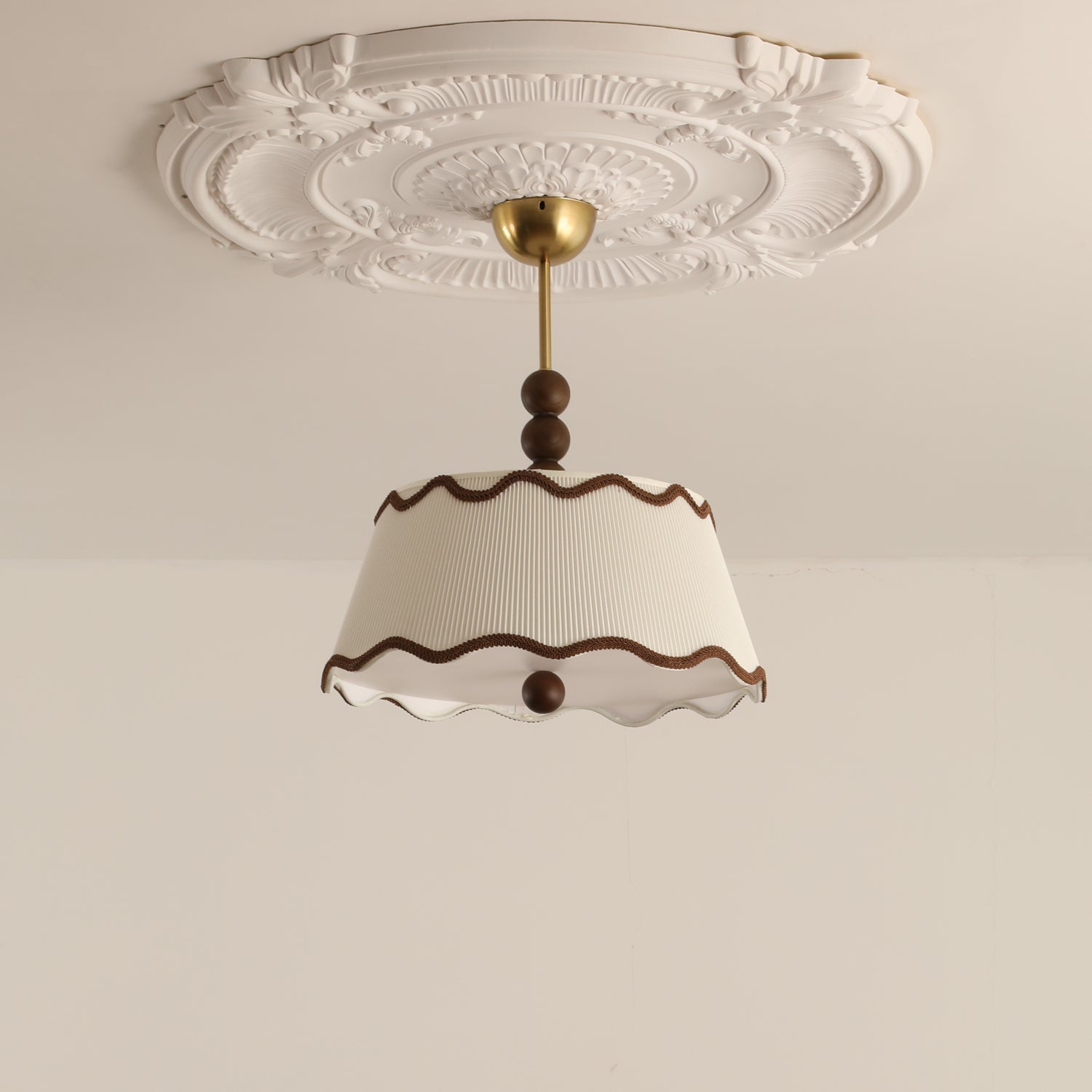 Vintage plafondlamp voor in een huisje met geplooide kap en kralen van hout