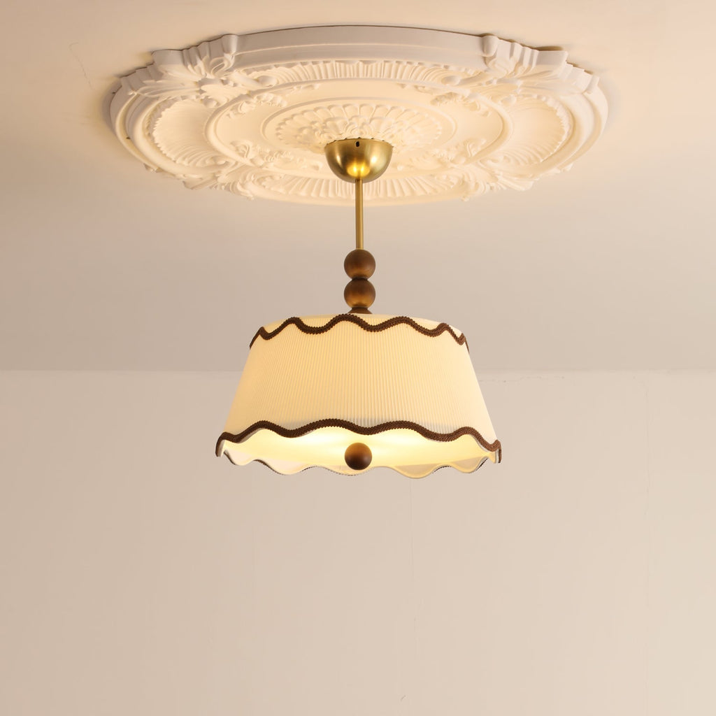 Vintage plafondlamp voor in een huisje met geplooide kap en kralen van hout