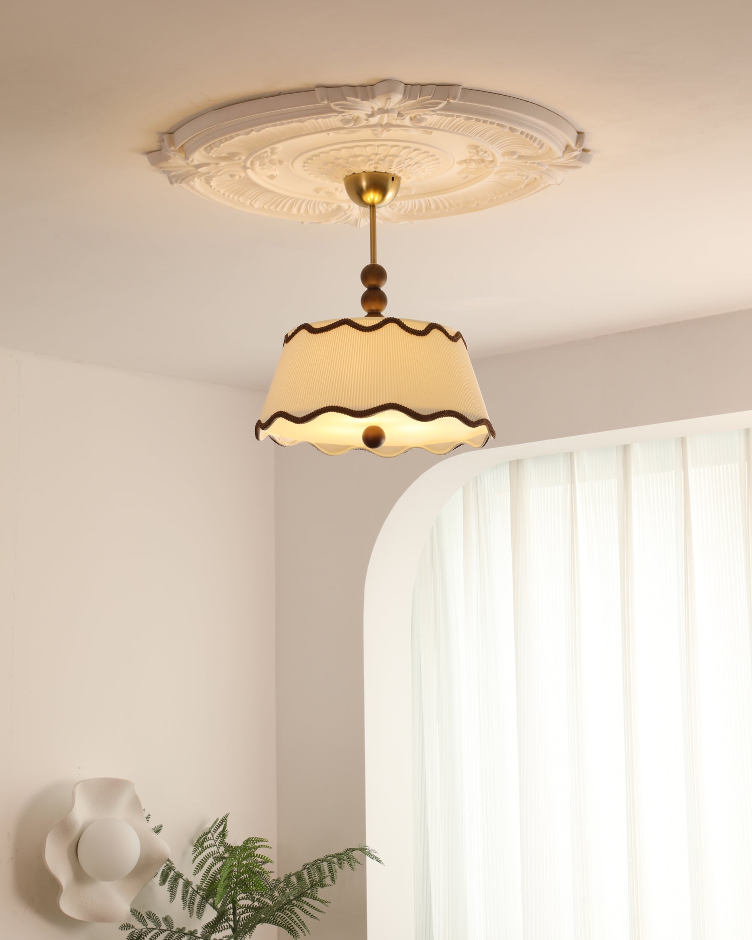 Vintage plafondlamp voor in een huisje met geplooide kap en kralen van hout