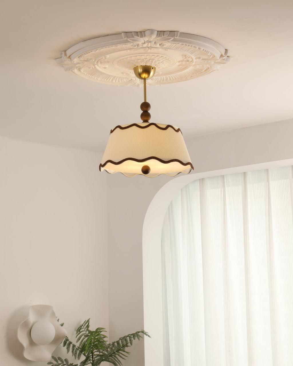 Vintage plafondlamp voor in een huisje met geplooide kap en kralen van hout