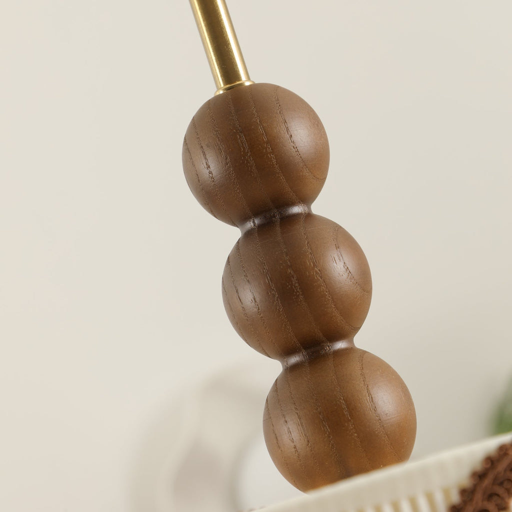 Vintage plafondlamp voor in een huisje met geplooide kap en kralen van hout