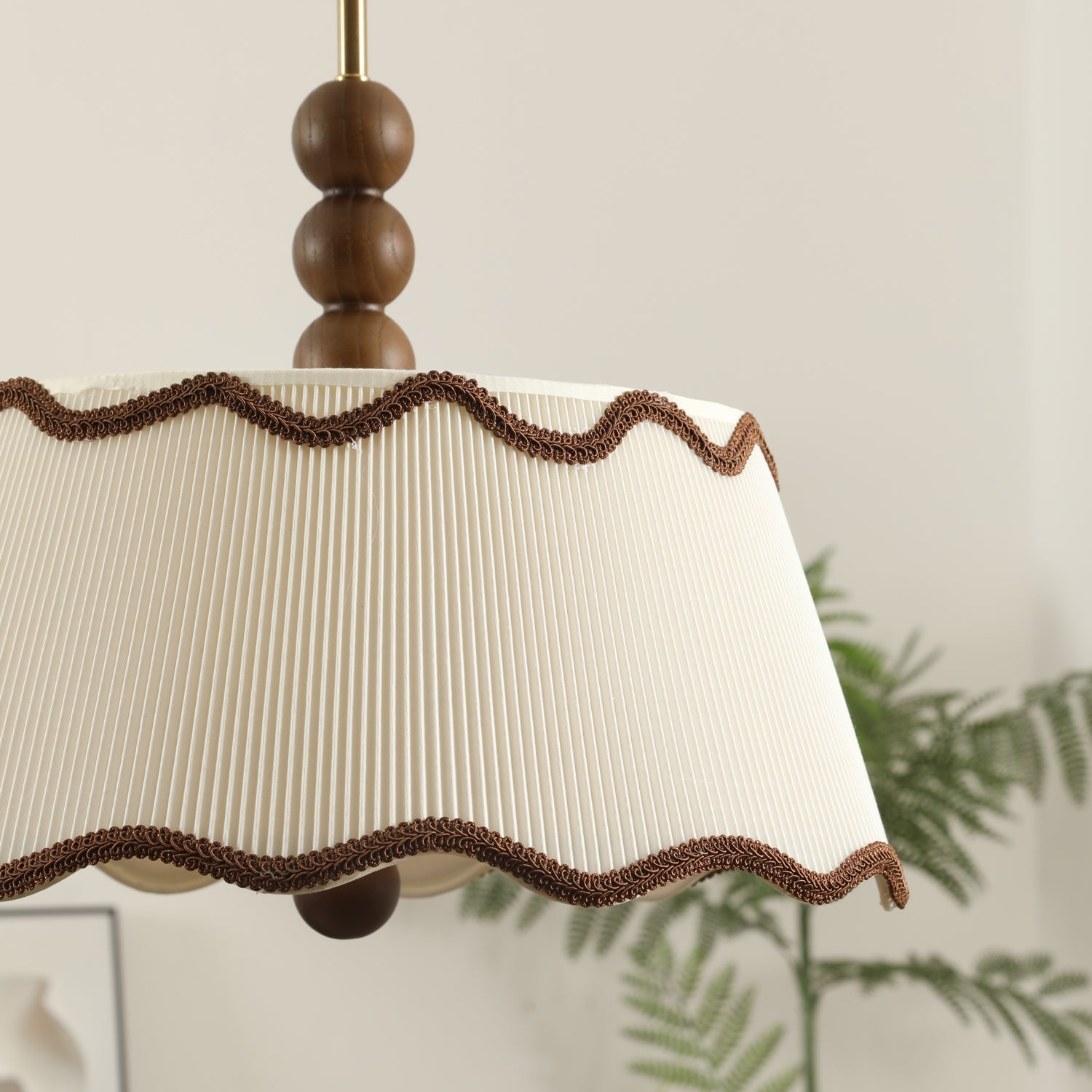 Vintage plafondlamp voor in een huisje met geplooide kap en kralen van hout