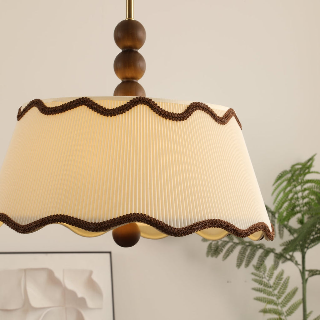 Vintage plafondlamp voor in een huisje met geplooide kap en kralen van hout