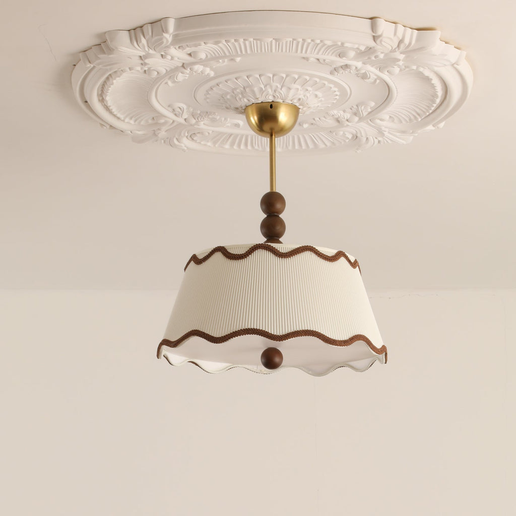 Vintage plafondlamp voor in een huisje met geplooide kap en kralen van hout
