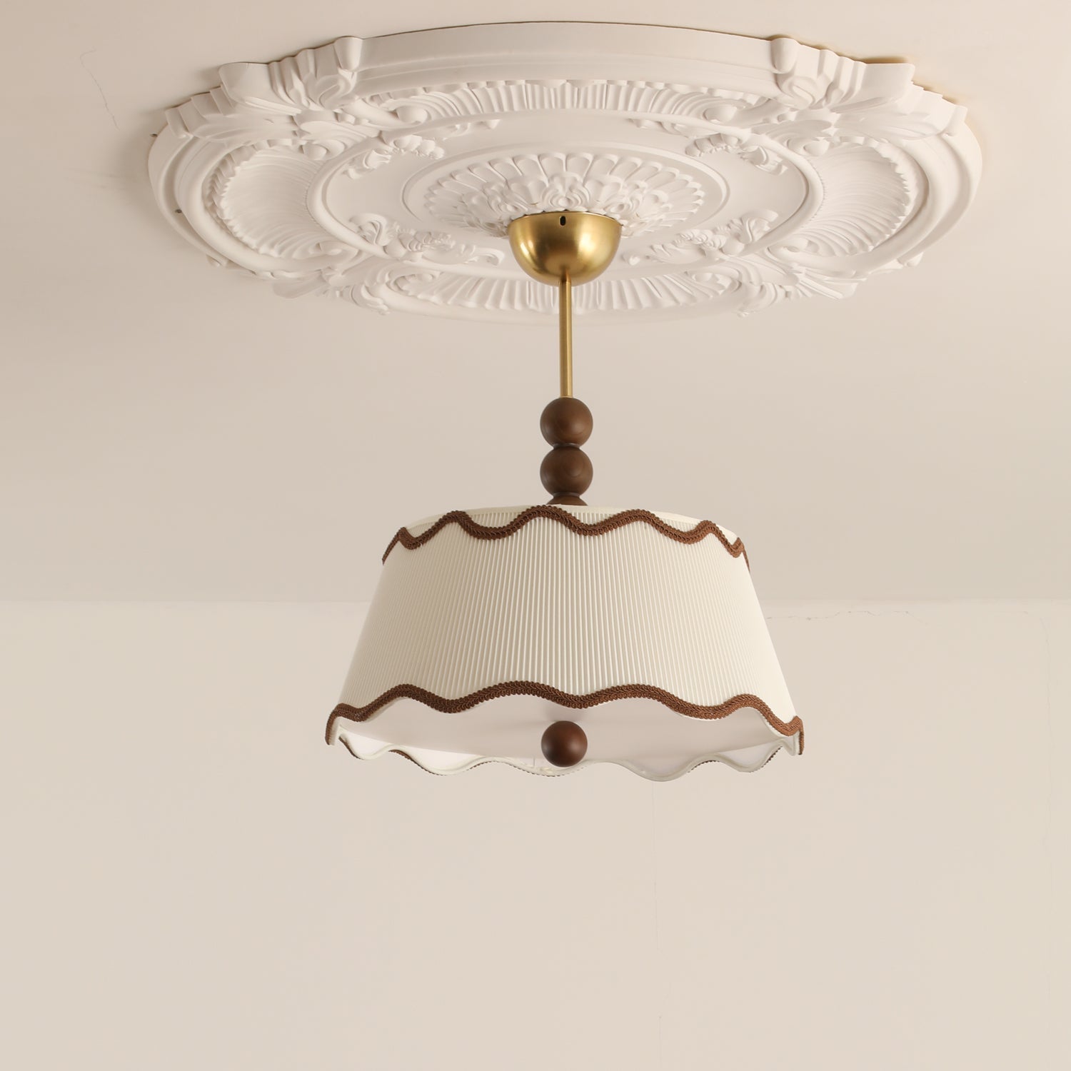Vintage plafondlamp voor in een huisje met geplooide kap en kralen van hout