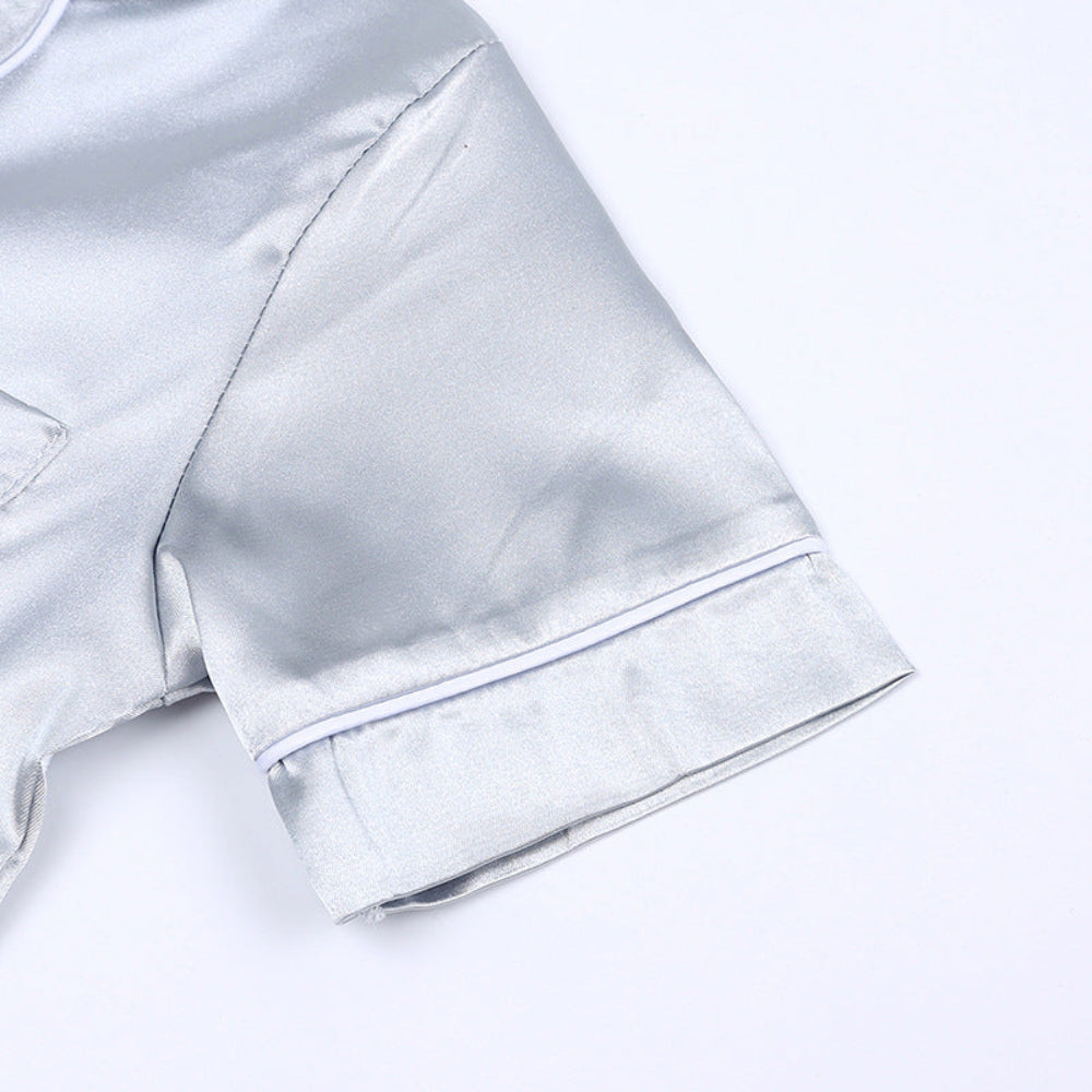 Conjunto de pijama para niños con botones en la parte superior y pantalones a juego