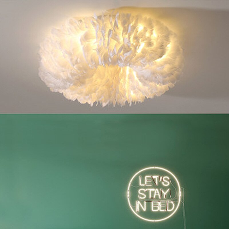 Lampada da soffitto Swan Feather con struttura in metallo e illuminazione LED bianco caldo per creare atmosfera nel soggiorno