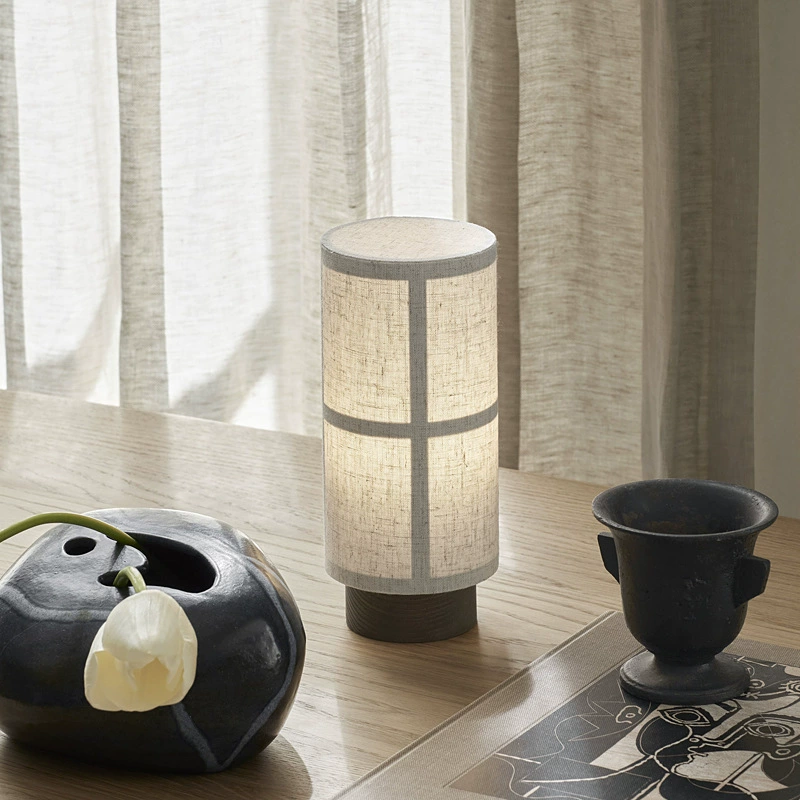 Nori japanskinspirerad bordslampa med linne-skärm och träbas