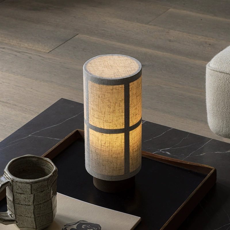 Nori japanskinspirerad bordslampa med linne-skärm och träbas