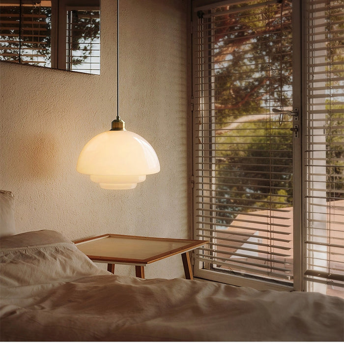 Závěsná lampa z mléčného skla pro moderní interiéry a styl poloviny století