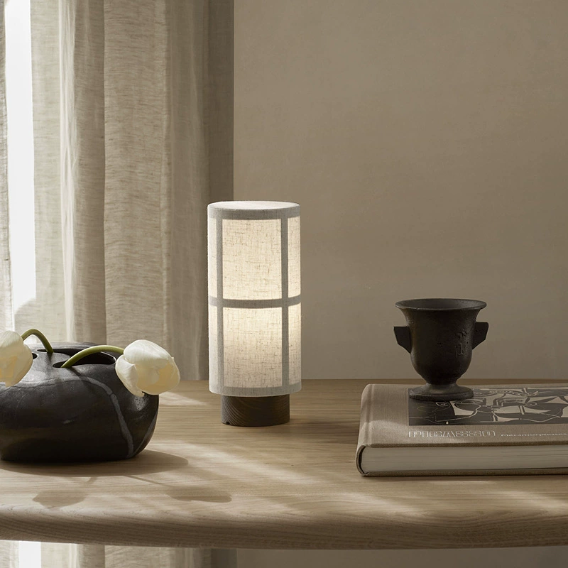 Nori japanskinspirerad bordslampa med linne-skärm och träbas