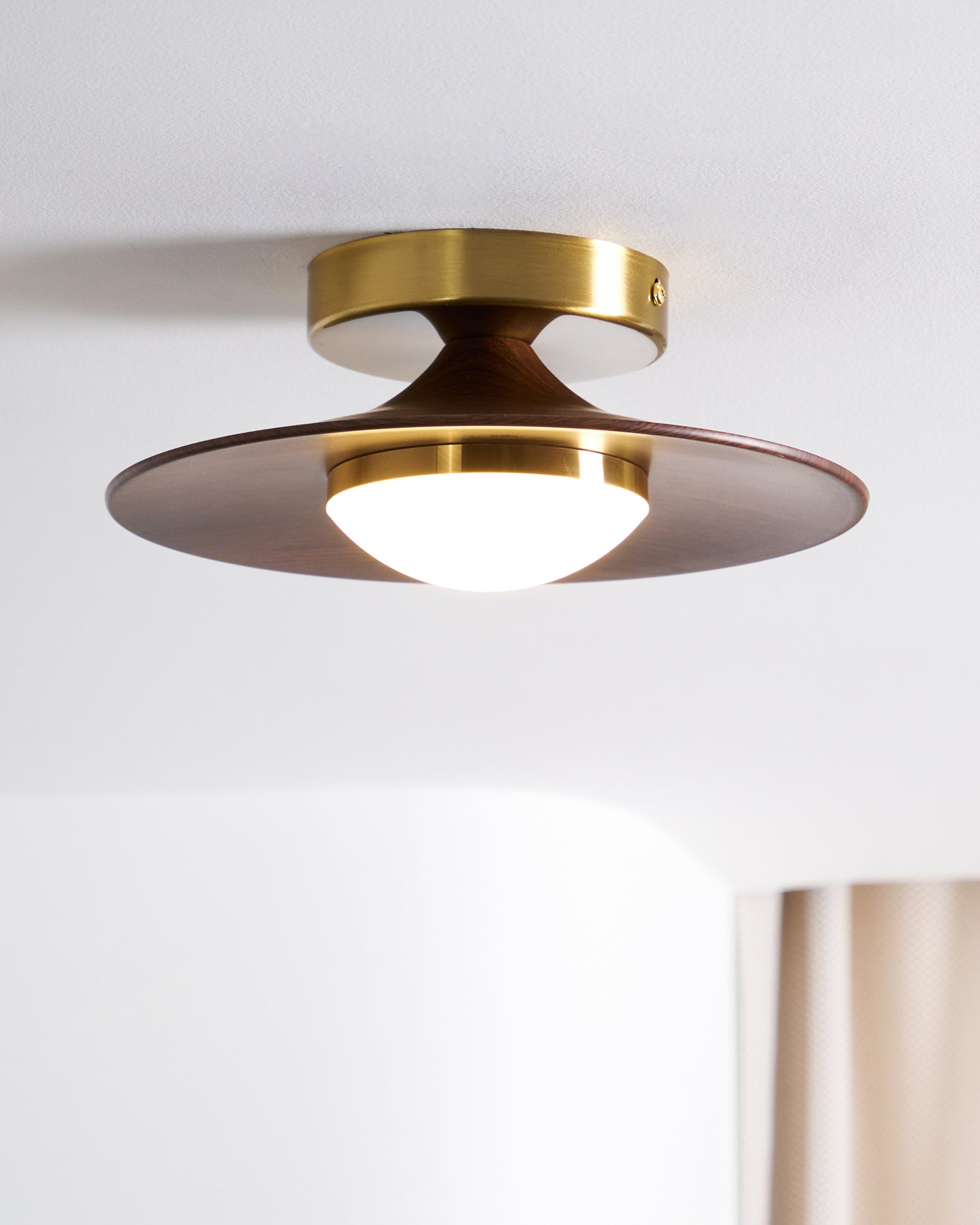 Kulaté LED stropní světlo s dřevěným vzhledem a zlatým rámem, 24 cm