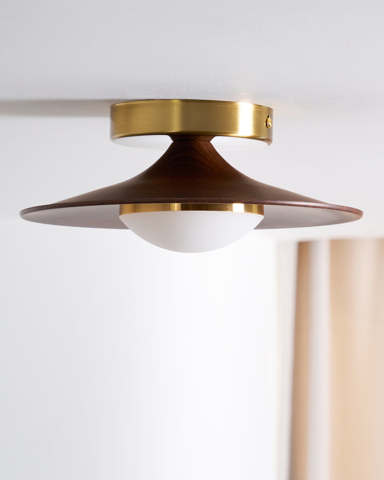 Kulaté LED stropní světlo s dřevěným vzhledem a zlatým rámem, 24 cm