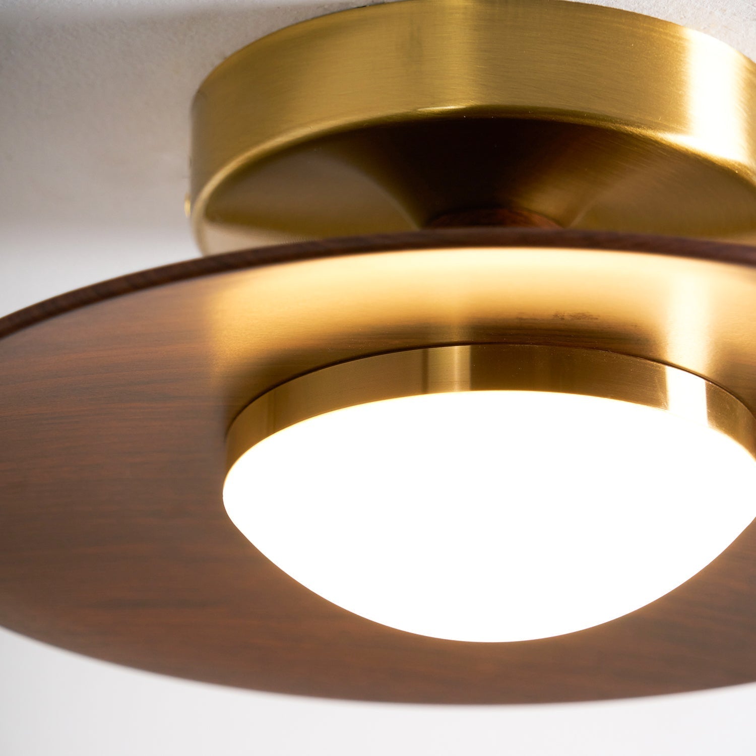 Kulaté LED stropní světlo s dřevěným vzhledem a zlatým rámem, 24 cm