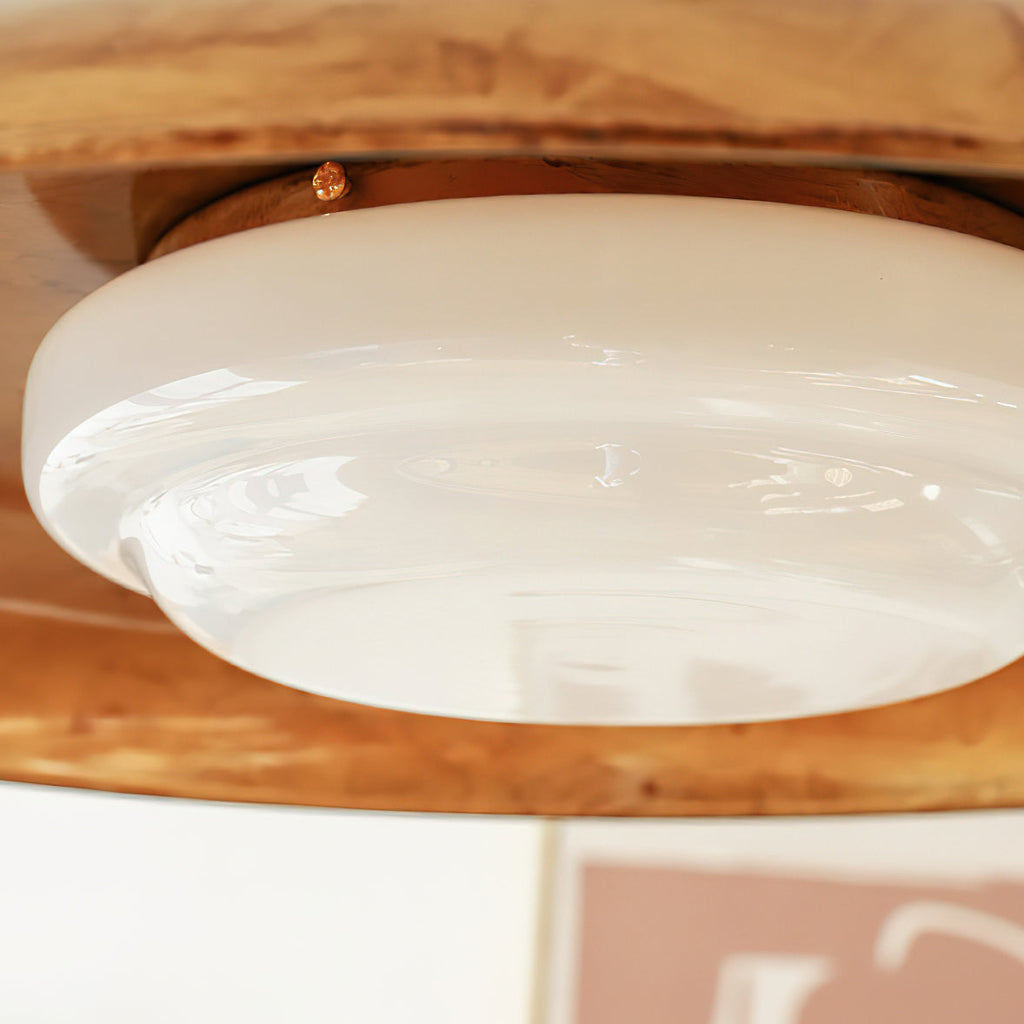 Plafonnier avec abat-jour en verre soufflé à la main et rosace en métal texturé, lumière d'ambiance chaude