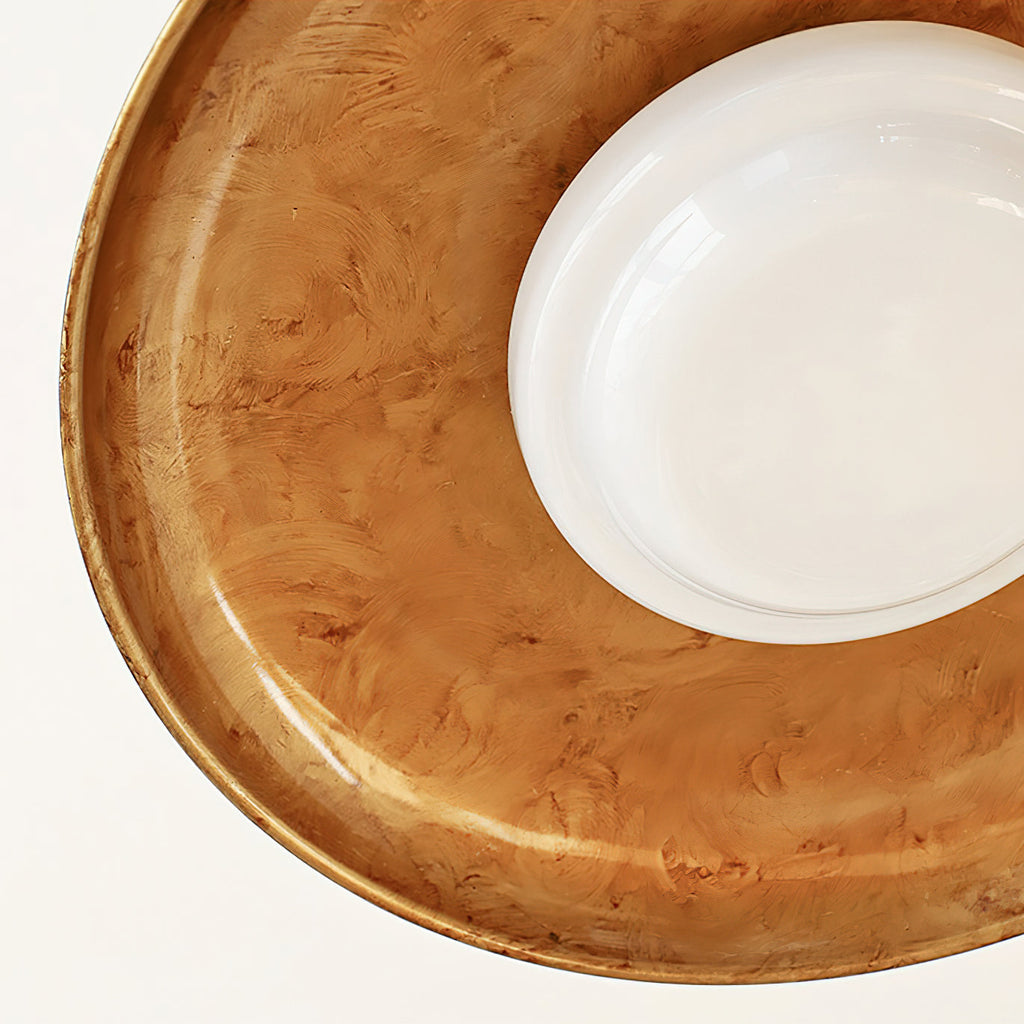 Plafonnier avec abat-jour en verre soufflé à la main et rosace en métal texturé, lumière d'ambiance chaude