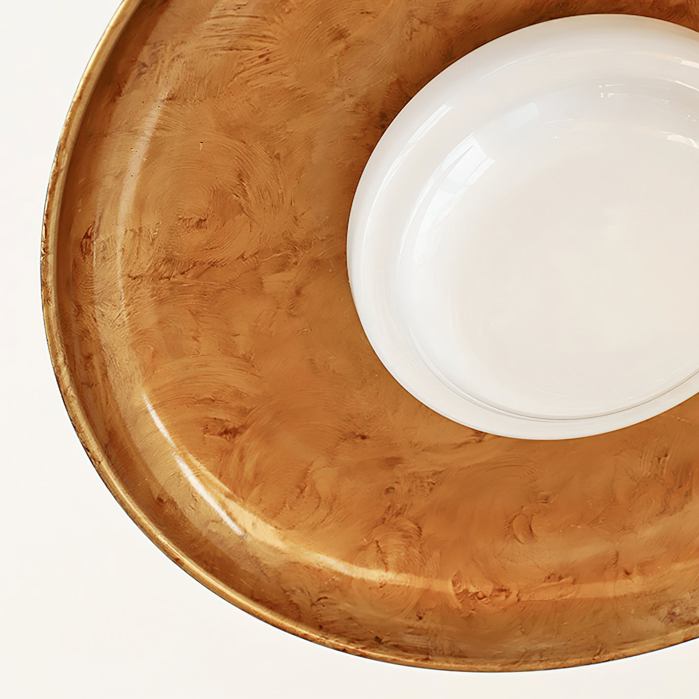 Plafonnier avec abat-jour en verre soufflé à la main et rosace en métal texturé, lumière d'ambiance chaude