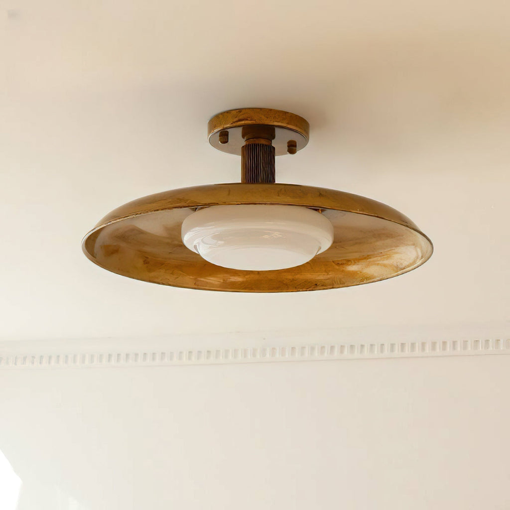 Plafonnier avec abat-jour en verre soufflé à la main et rosace en métal texturé, lumière d'ambiance chaude