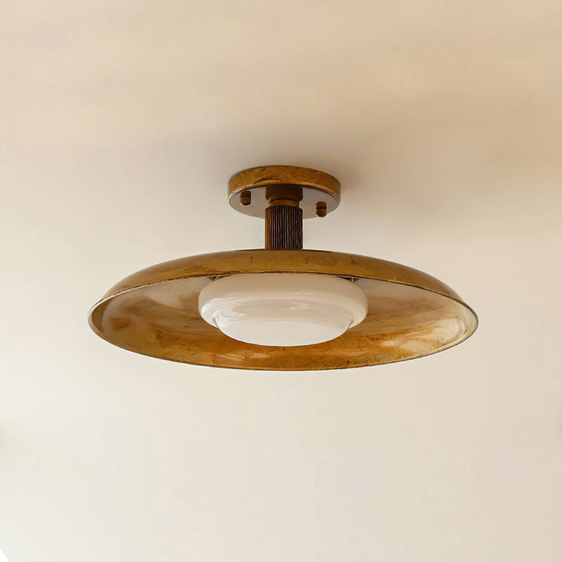 Plafonnier avec abat-jour en verre soufflé à la main et rosace en métal texturé, lumière d'ambiance chaude
