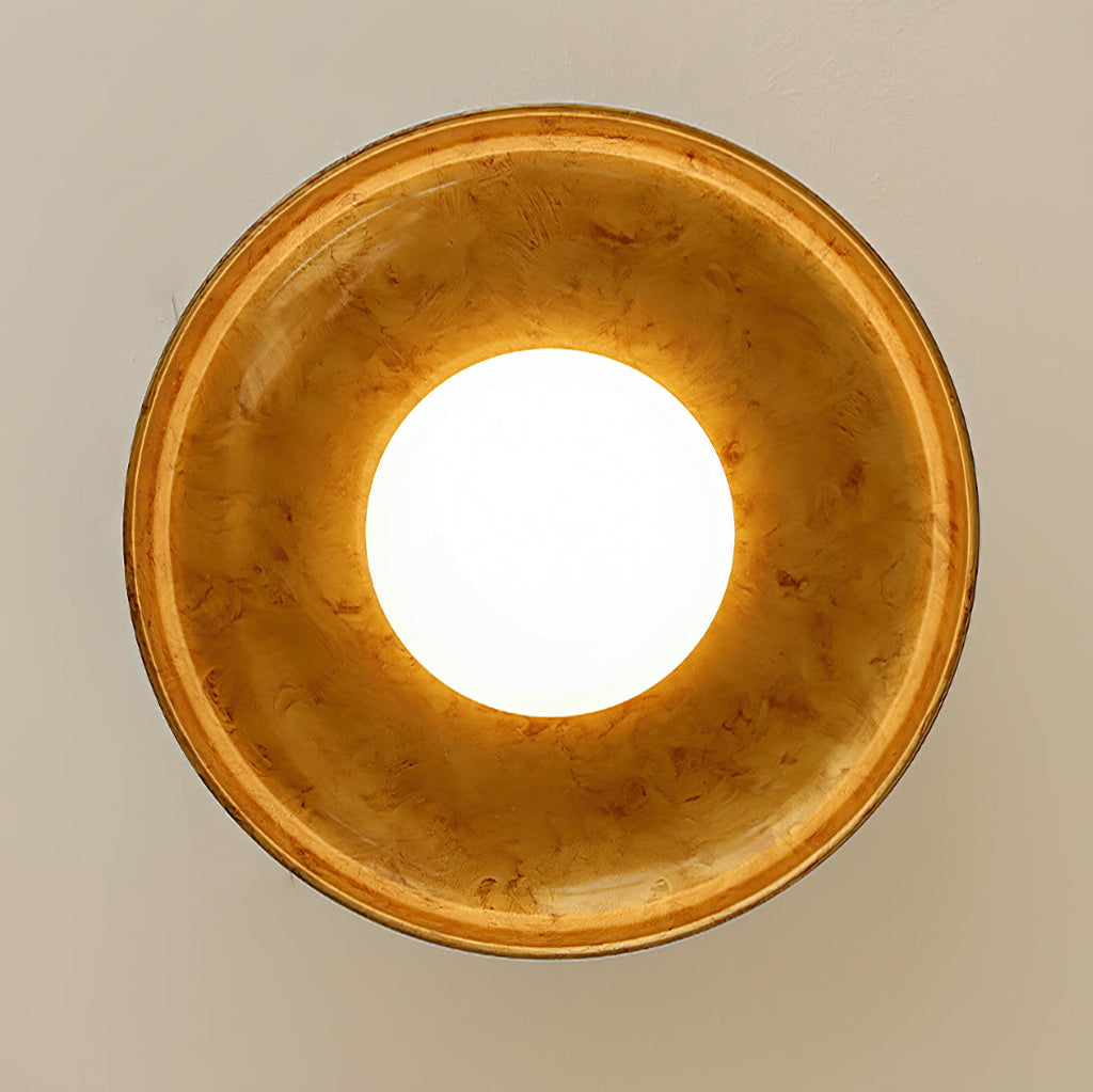 Plafonnier avec abat-jour en verre soufflé à la main et rosace en métal texturé, lumière d'ambiance chaude