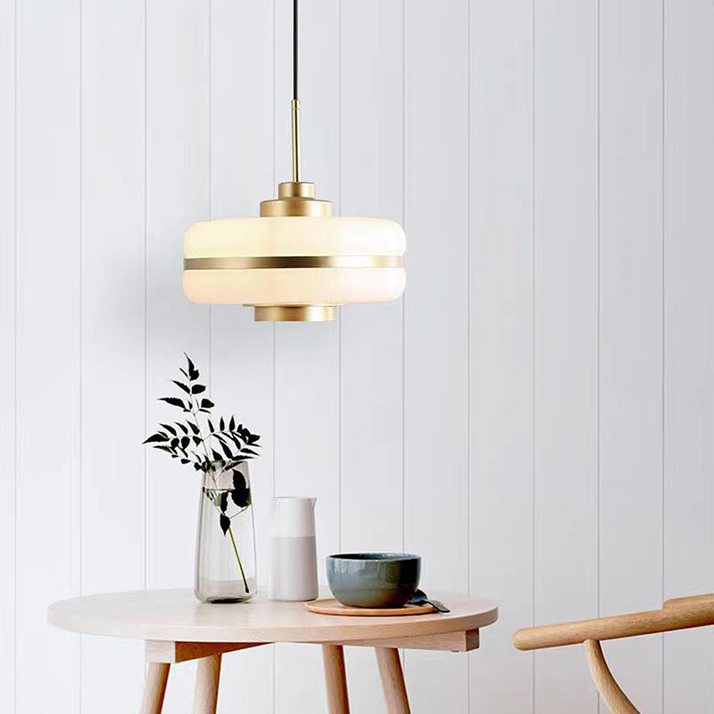 Nordická závěsná lampa ze skla a kovu od Nyra s teplým LED světlem | Snurv