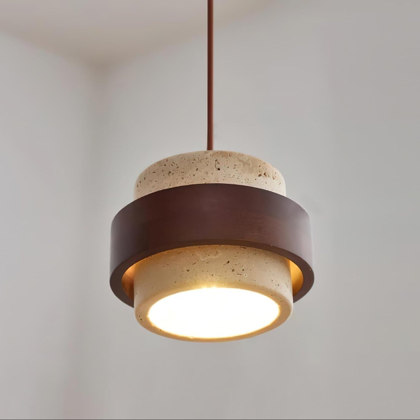 Lampa wisząca z trawertynu z akcentem z orzecha włoskiego do użytku wewnętrznego | Rosalyssa