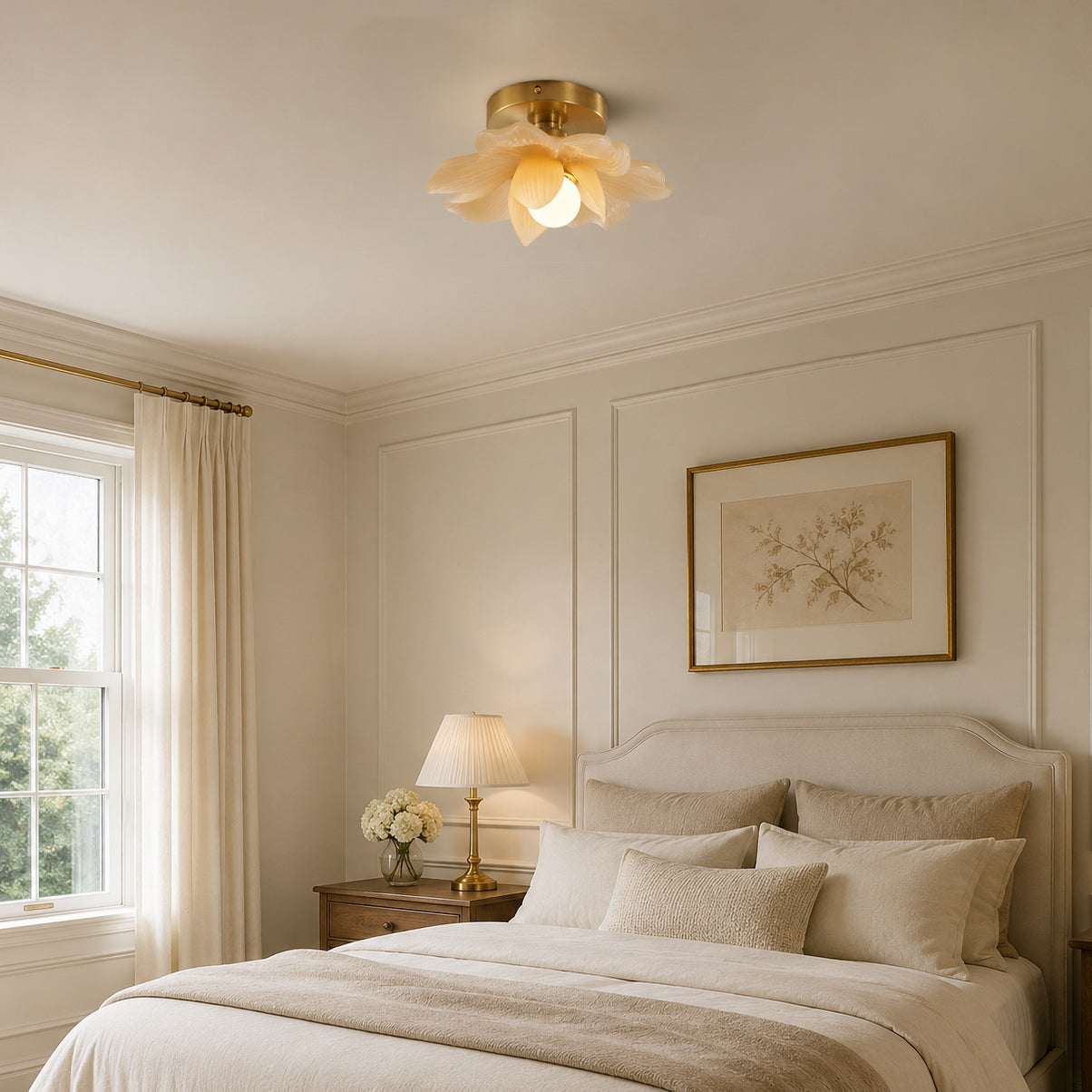 Plafonnier en résine Blossom et laiton pour chambre et couloir