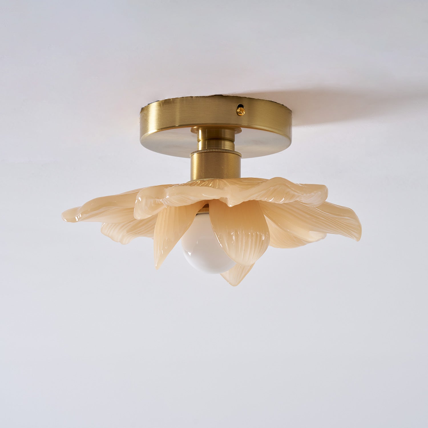 Plafonnier en résine Blossom et laiton pour chambre et couloir