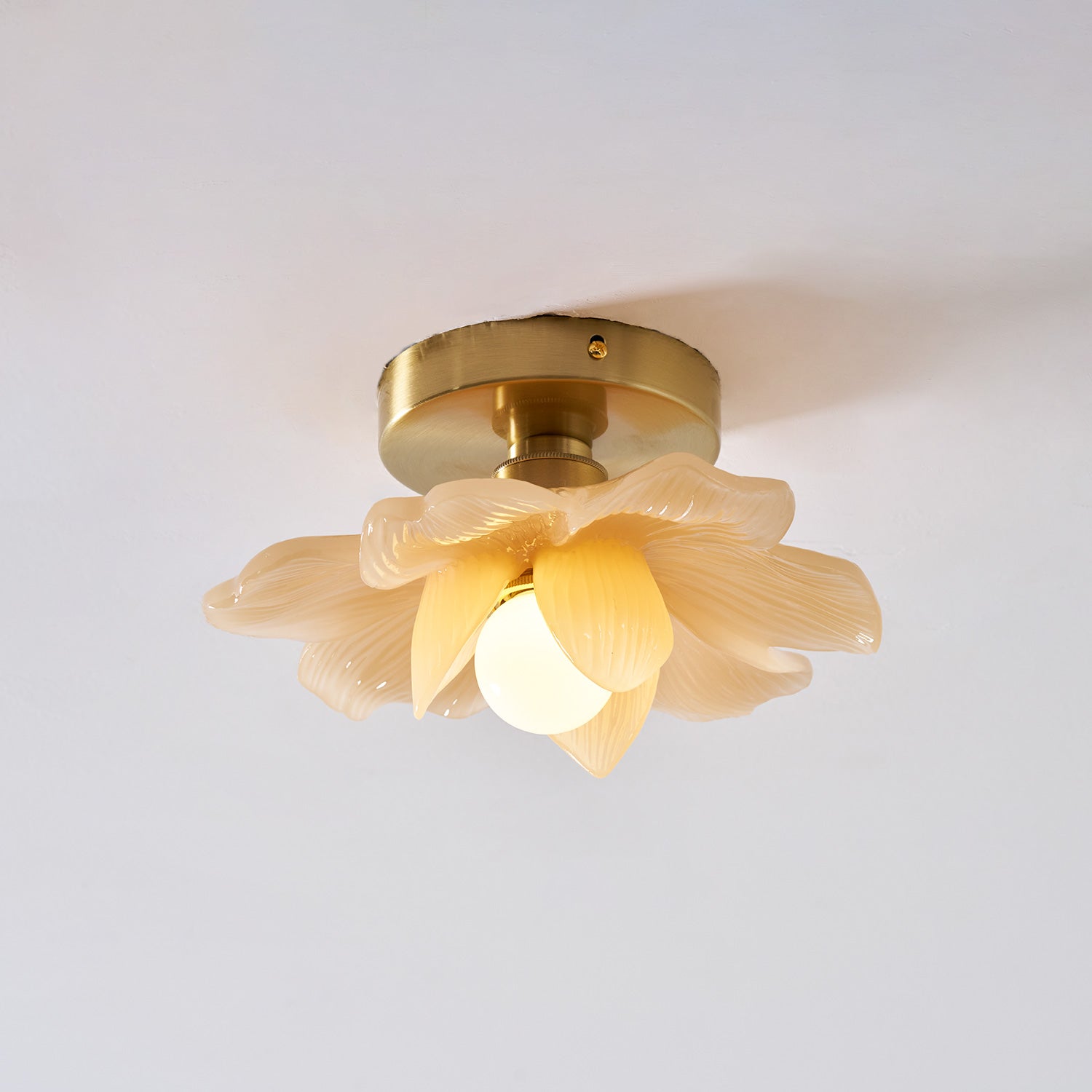 Plafonnier en résine Blossom et laiton pour chambre et couloir