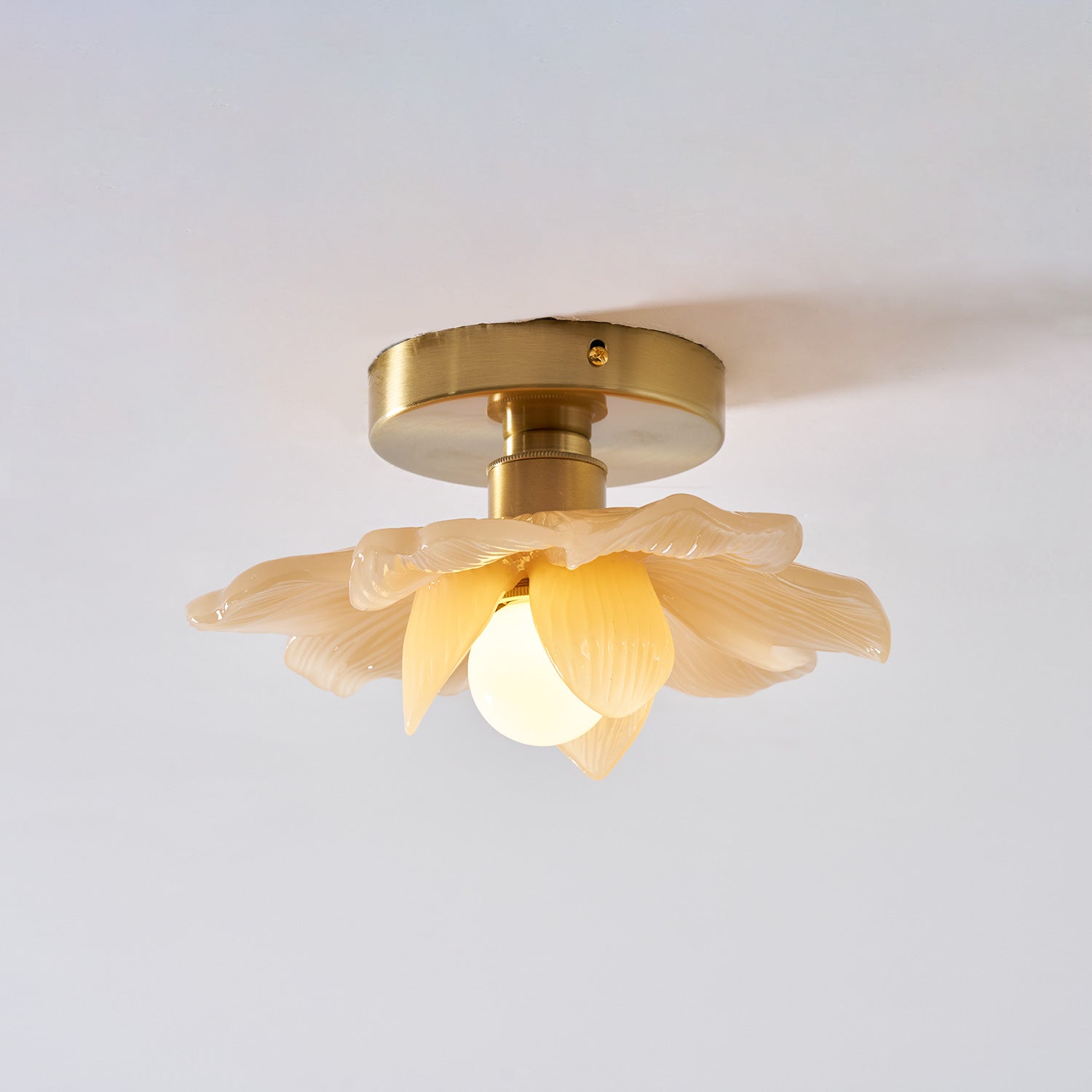 Plafonnier en résine Blossom et laiton pour chambre et couloir