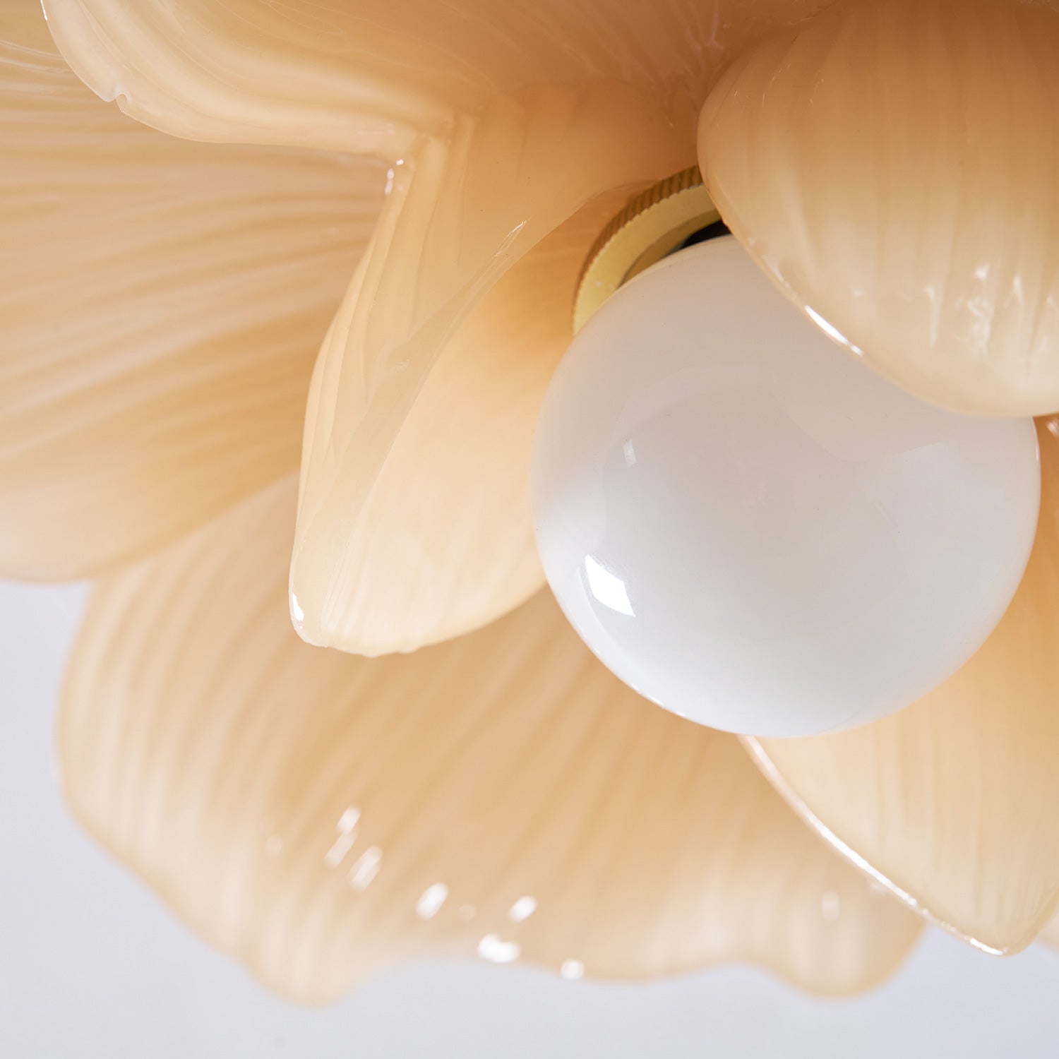 Plafonnier en résine Blossom et laiton pour chambre et couloir