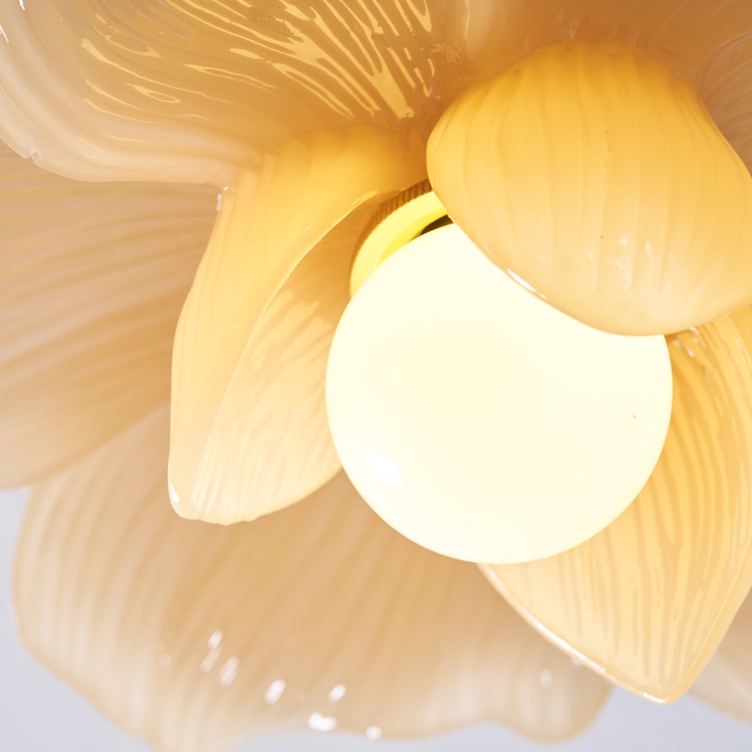 Plafonnier en résine Blossom et laiton pour chambre et couloir
