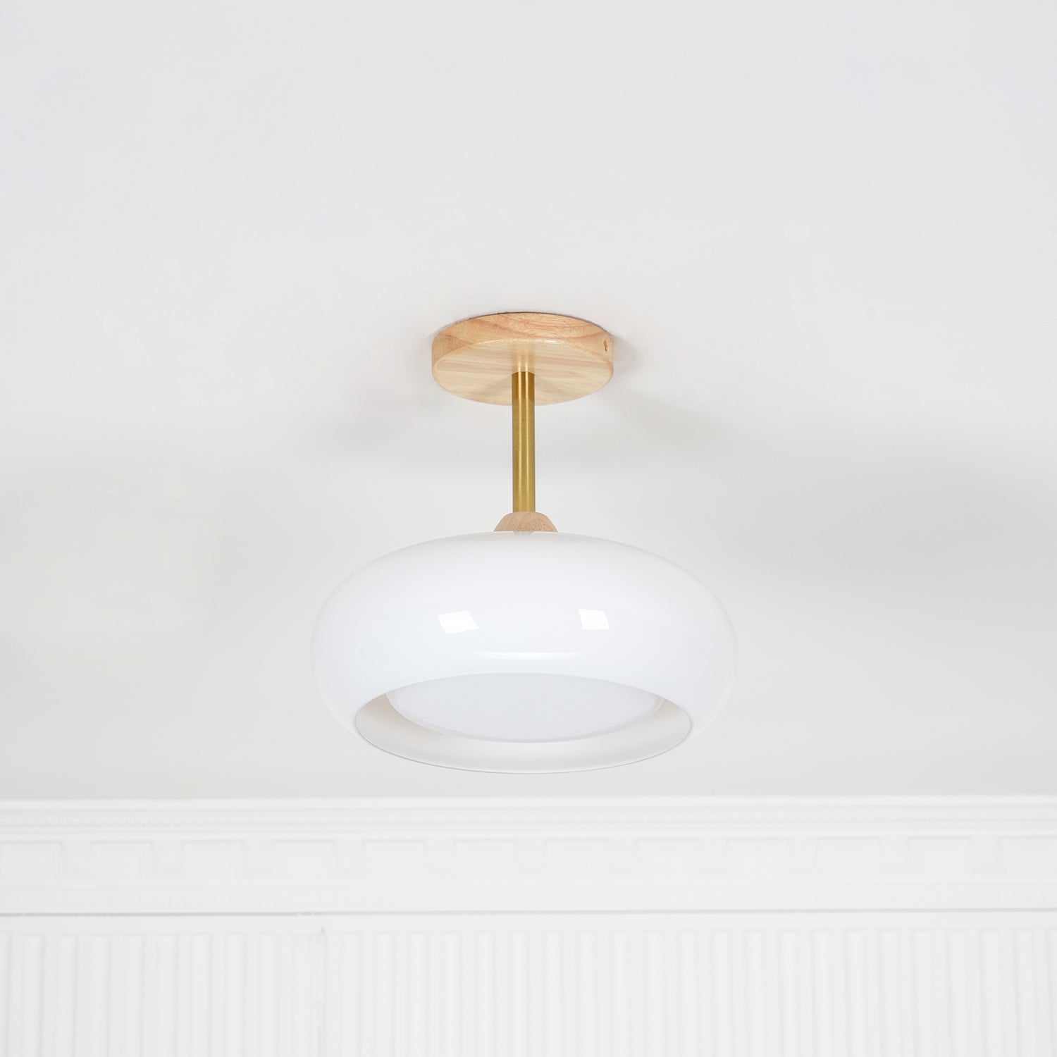 Lámpara de techo Bauhaus de vidrio y madera con diseño de disco en blanco o naranja para dormitorio y comedor